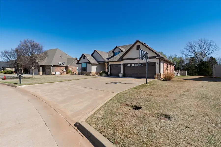 2715 Woodlawn Court, Shawnee, OK 74804 - #3