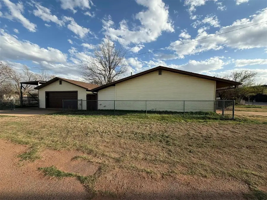 1120 N Chalmers Street, Altus, OK 73521 - #3