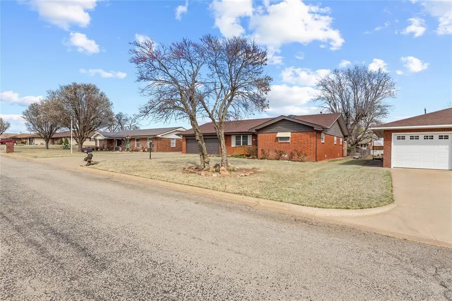 824 N Hunt Avenue, Hydro, OK 73048 - #3