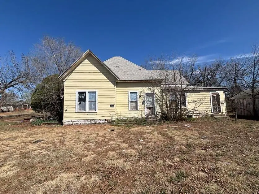 520 W Commerce Street, Altus, OK 73521 - #1