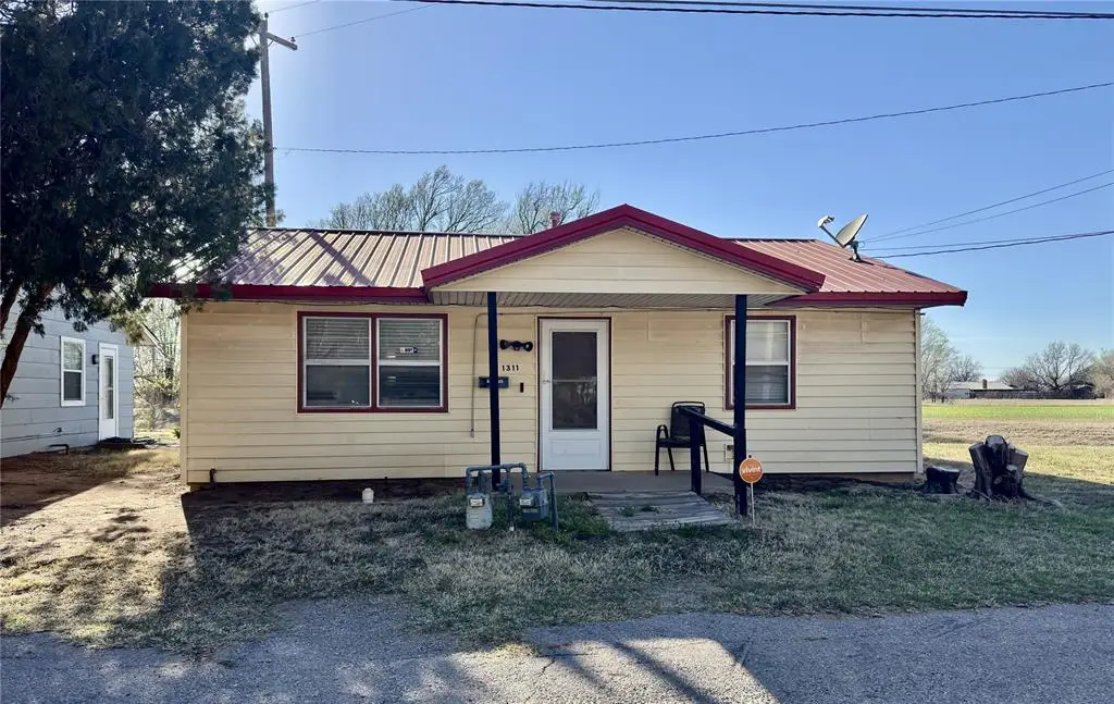 1311 N Dakota Avenue, Mangum, OK 73554 - #1