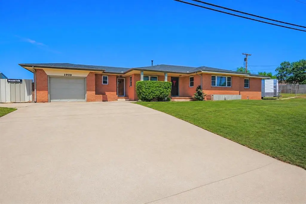 1909 W Modelle Avenue, Clinton, OK 73601 - #1