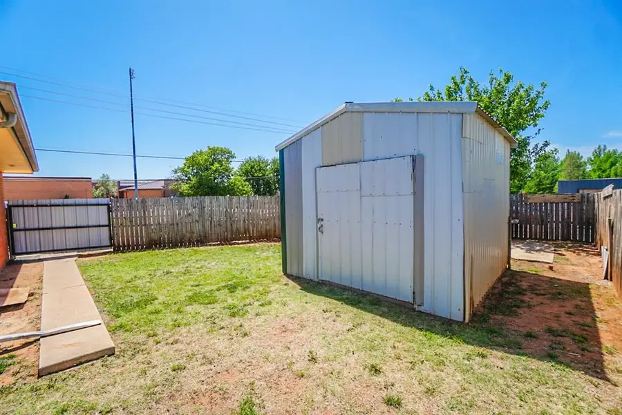 1909 W Modelle Avenue, Clinton, OK 73601 - #3