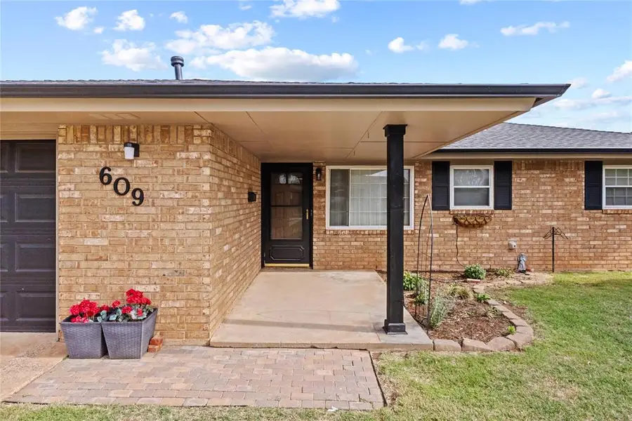 609 W 10th Street, Cordell, OK 73632 - #3