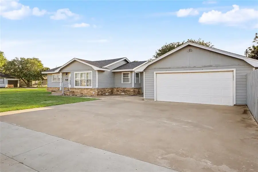 1221 Hickory Street, Altus, OK 73521 - #2