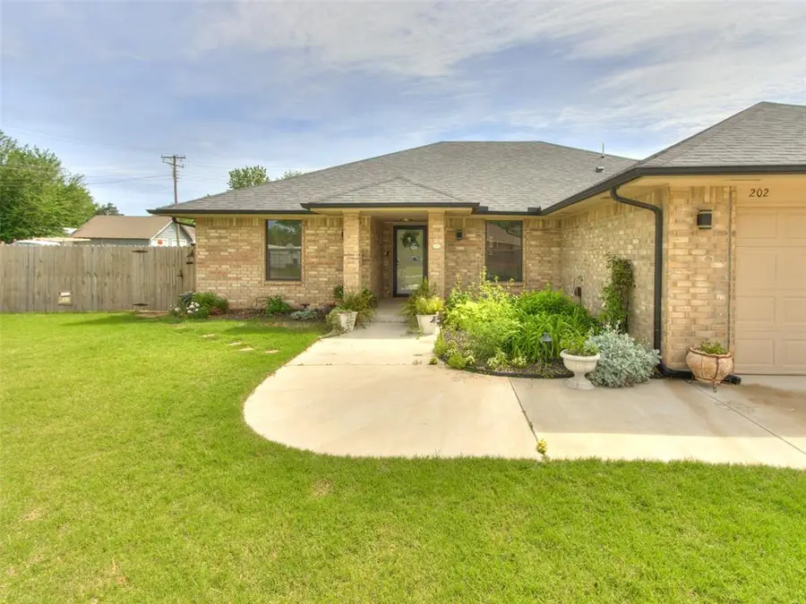 202 W Pine Street, Tuttle, OK 73089 - #3