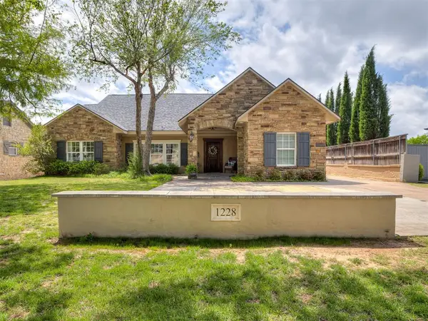 1228 Marlboro Lane, Nichols Hills, OK 73116