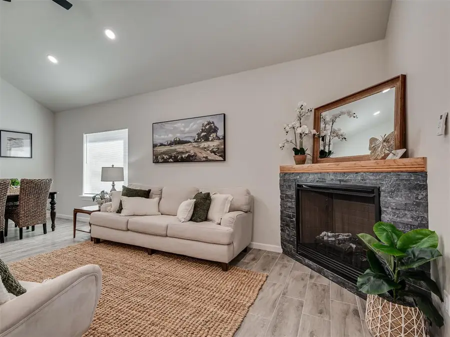 706 E Lincoln Avenue, Guthrie, OK 73044 - #2
