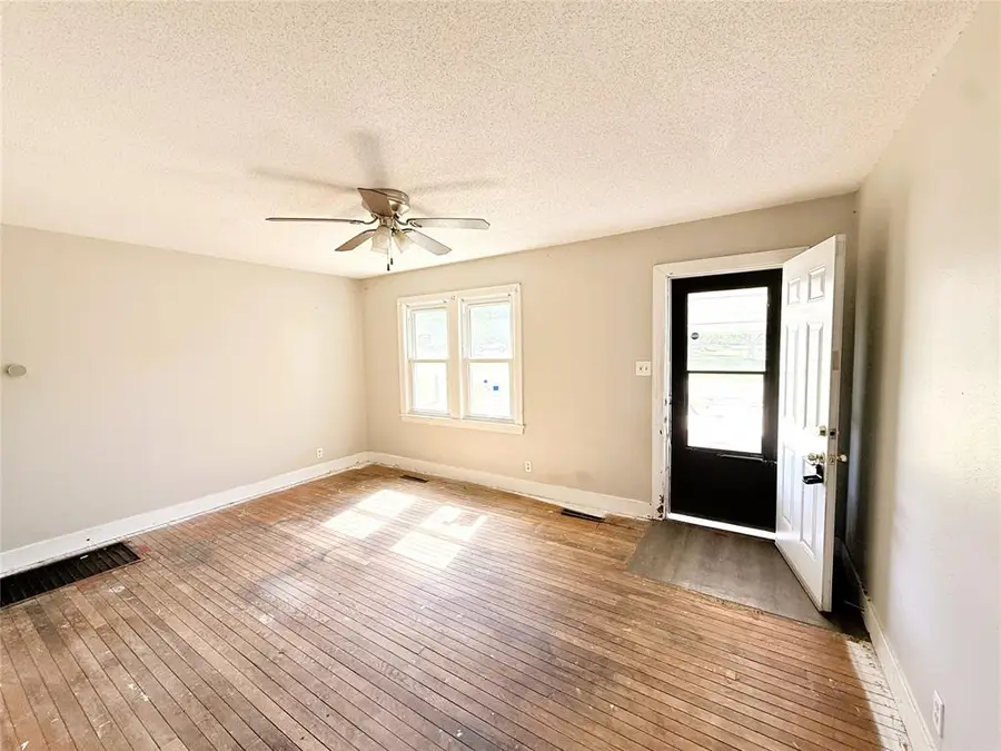 1025 S 5th Street, Chickasha, OK 73018 - #2
