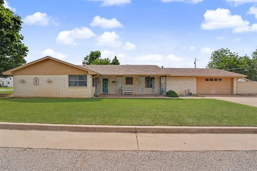 611 N Lincoln Avenue, Elk City, OK 73644 - #2