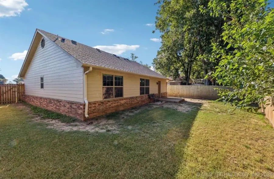 923 N Summer Tree Drive, Ada, OK 74820 - #2