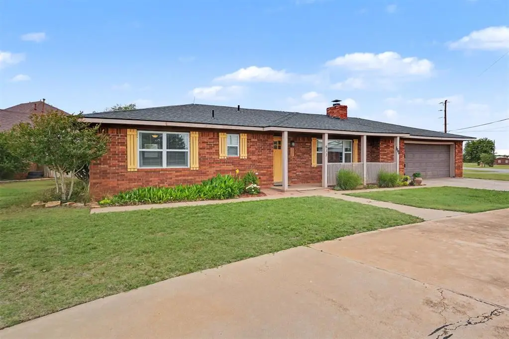 633 E Benton Avenue, Sayre, OK 73662 - #1