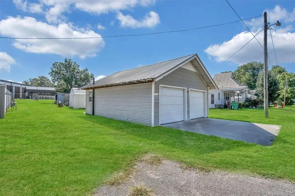402 N Indiana Avenue, Mangum, OK 73554 - #1