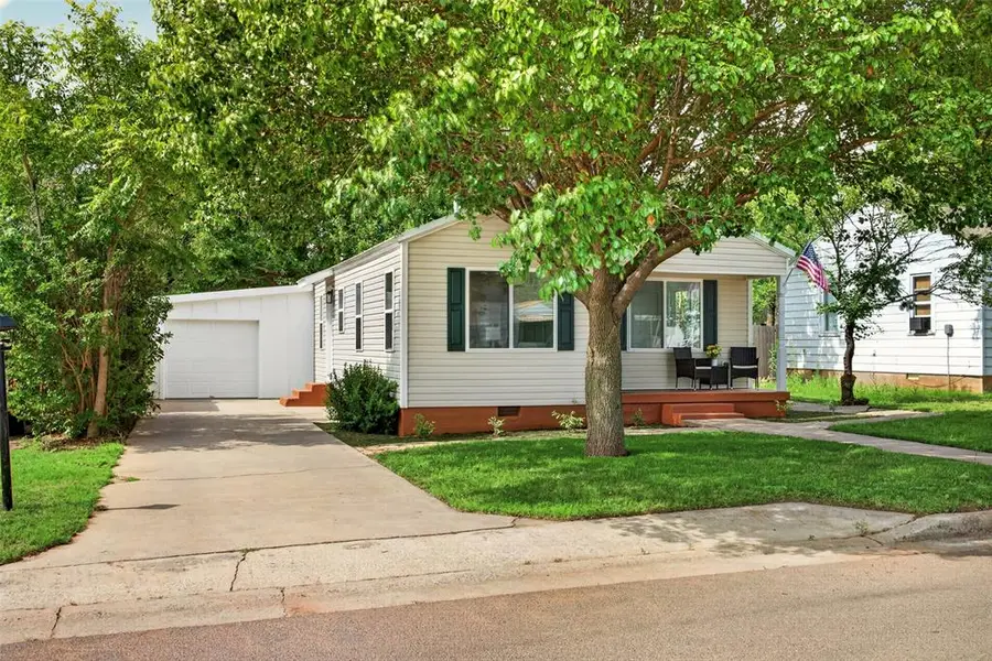 412 W 8th Street, Elk City, OK 73644 - #3