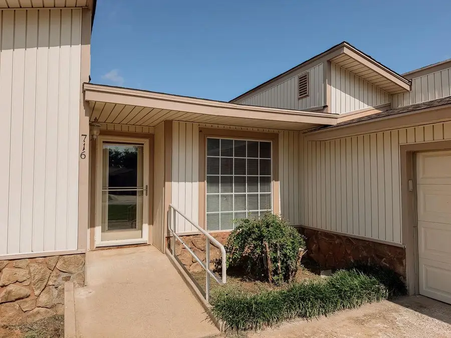 716 N Vernon Avenue, Hinton, OK 73047 - #2