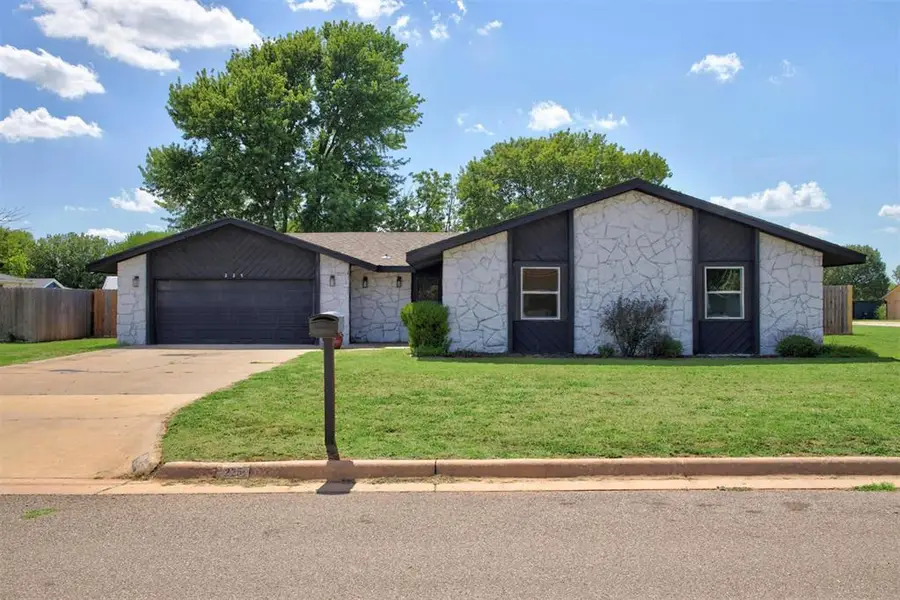 225 Cypress Avenue, Elk City, OK 73644 - #2