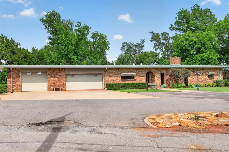 310 N Noble Street, Elk City, OK 73644 - #2