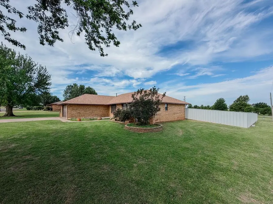 924 N Aspen Avenue, Hinton, OK 73047 - #3
