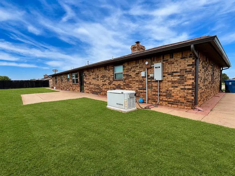 122 W Quail Drive, Cordell, OK 73632 - #3