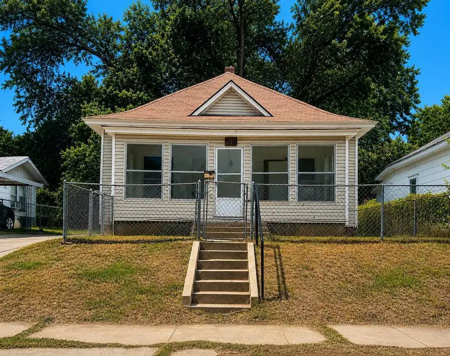1112 W Dakota Avenue, Chickasha, OK 73018 - #2