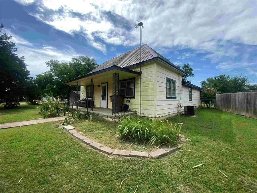 407 W Franklin Street, Maud, OK 74854 - #3