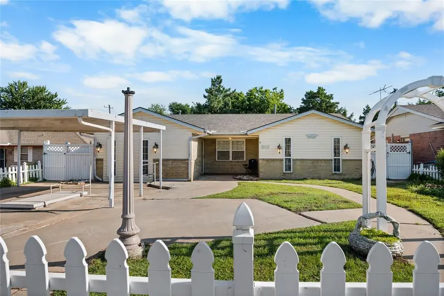 812 E Georgia Street, Shawnee, OK 74804 - #2
