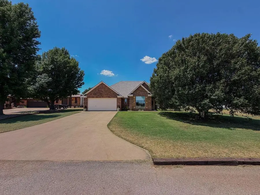 212 S Vernon Avenue, Hinton, OK 73047 - #2