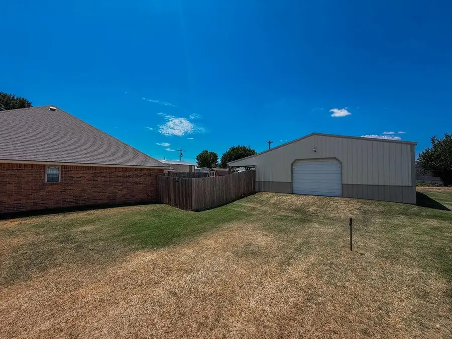 212 S Vernon Avenue, Hinton, OK 73047 - #3