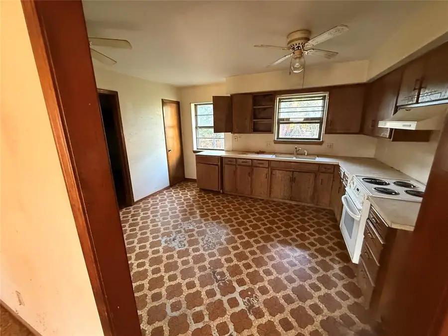 504 Lisa Lane, Waukomis, OK 73773 - #3