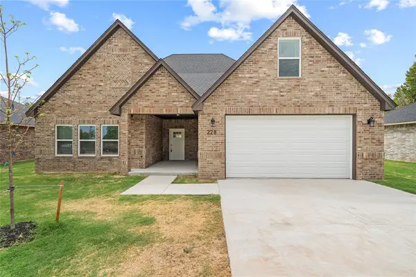228 E Abbot Lane, Mustang, OK 73064