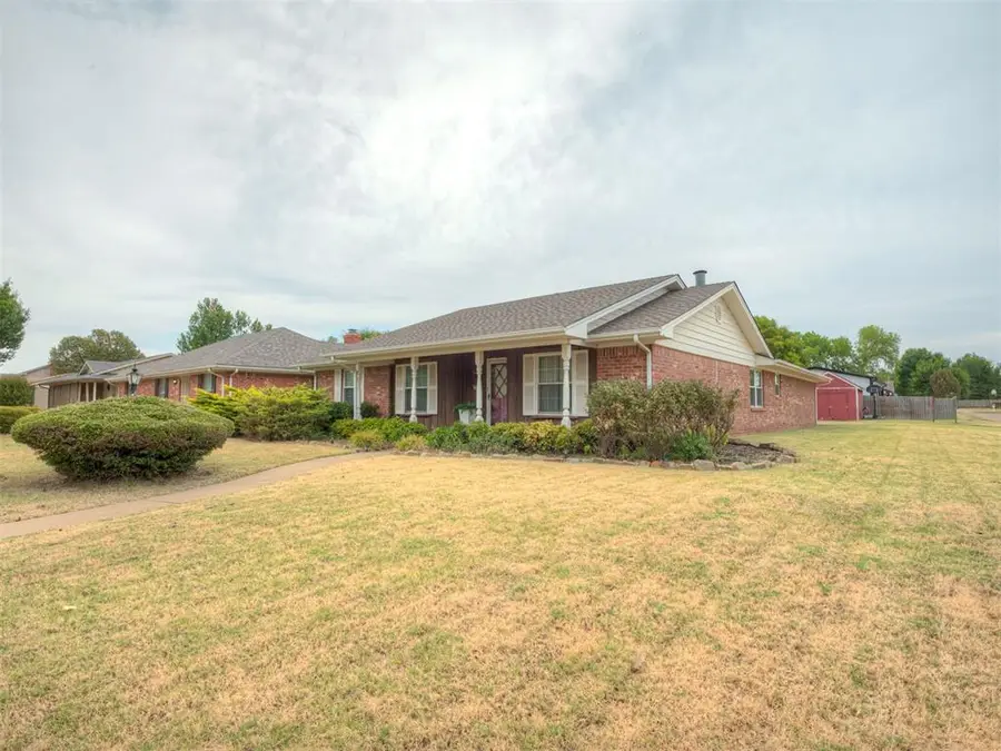 125 Farris Place, Chickasha, OK 73018 - #2