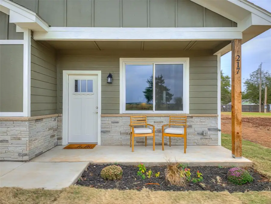 217 W Olive Street, Cashion, OK 73016 - #2