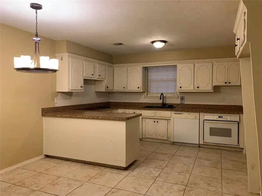 320 S Ranchwood Manor Drive, Oklahoma City, OK 73139 - #3