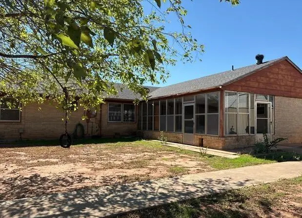 1117 Lee Avenue, Clinton, OK 73601 - #2