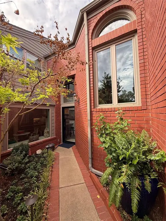 2825 NW Grand Boulevard #19, Nichols Hills, OK 73116