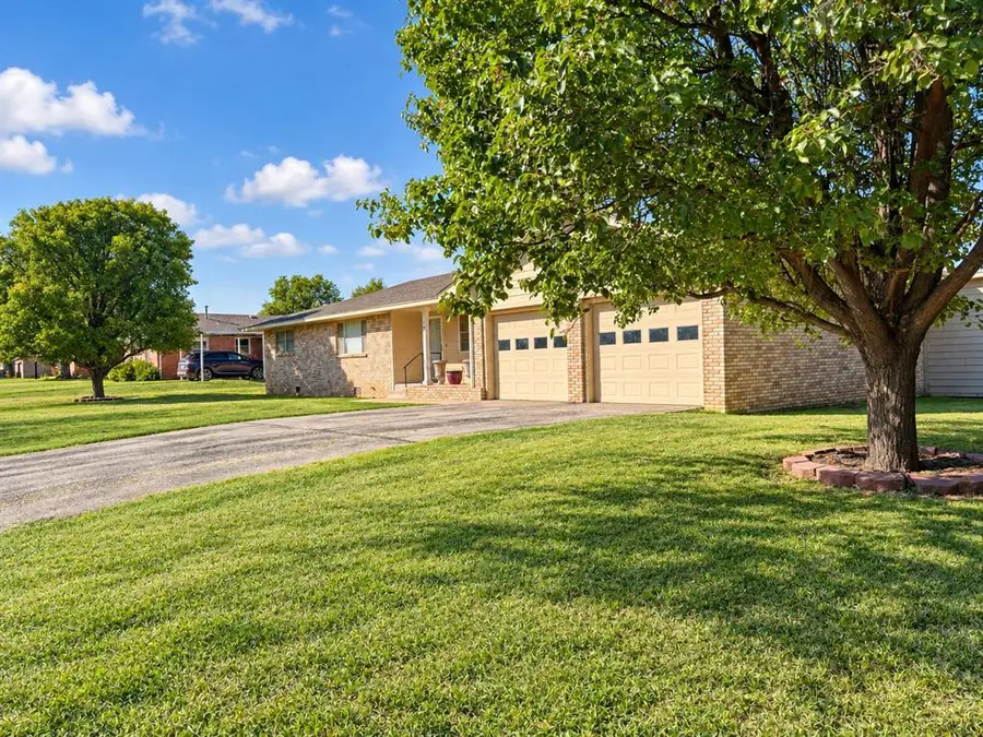 205 S Highland Drive, Erick, OK 73645 - #3