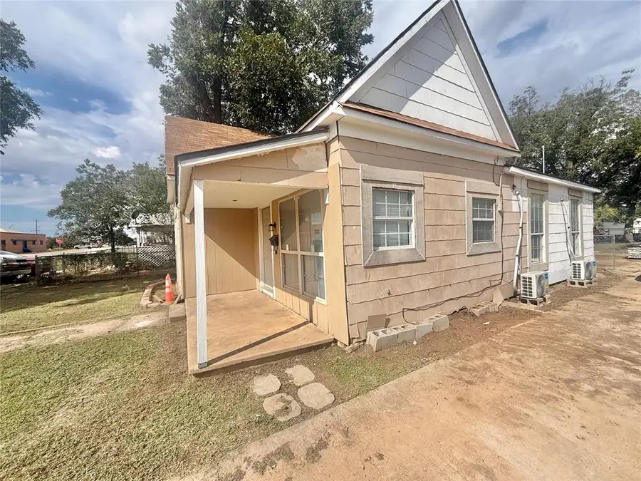 207 E Liveoak Street, Altus, OK 73521 - #2