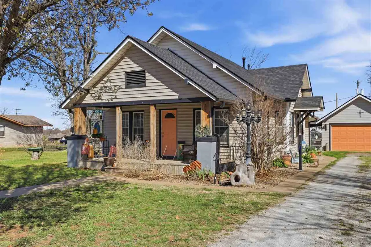 809 Locust Street, Perry, OK 73077-3210 - #1