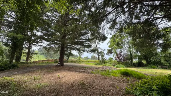 735 SE Indian Trail Ave, Depoe Bay, OR 97341