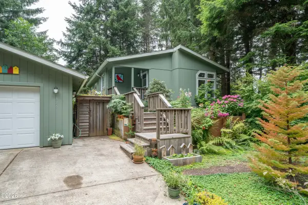 536 NE Alder St, Yachats, OR 97498