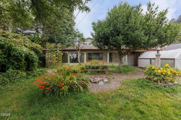 207 W 3rd, Yachats, OR 97498