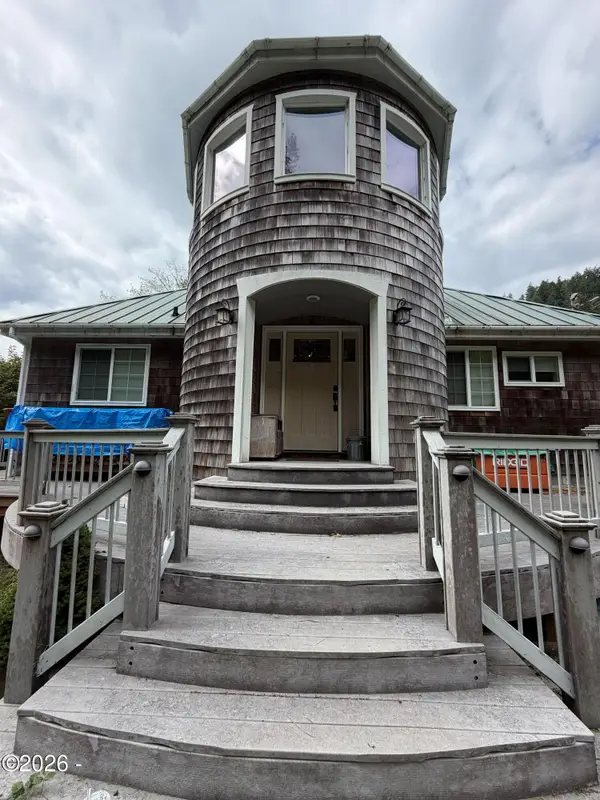 411 E Aldersprings Rd, Waldport, OR 97394