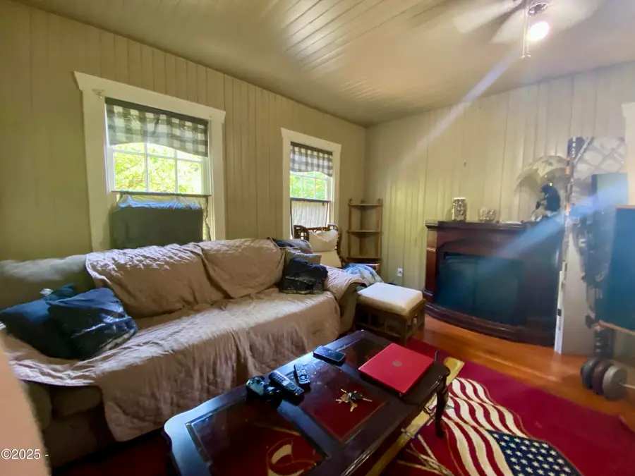 146 NE 6th, Toledo, OR 97391 - Image #2