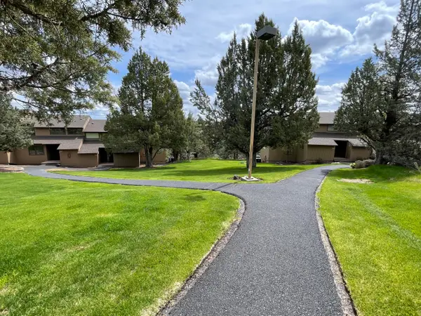 1856 Redtail Hawk, Redmond, OR 97756