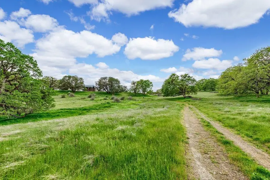 8785 Blackwell Road, Central Point, OR 97502 - Image #2