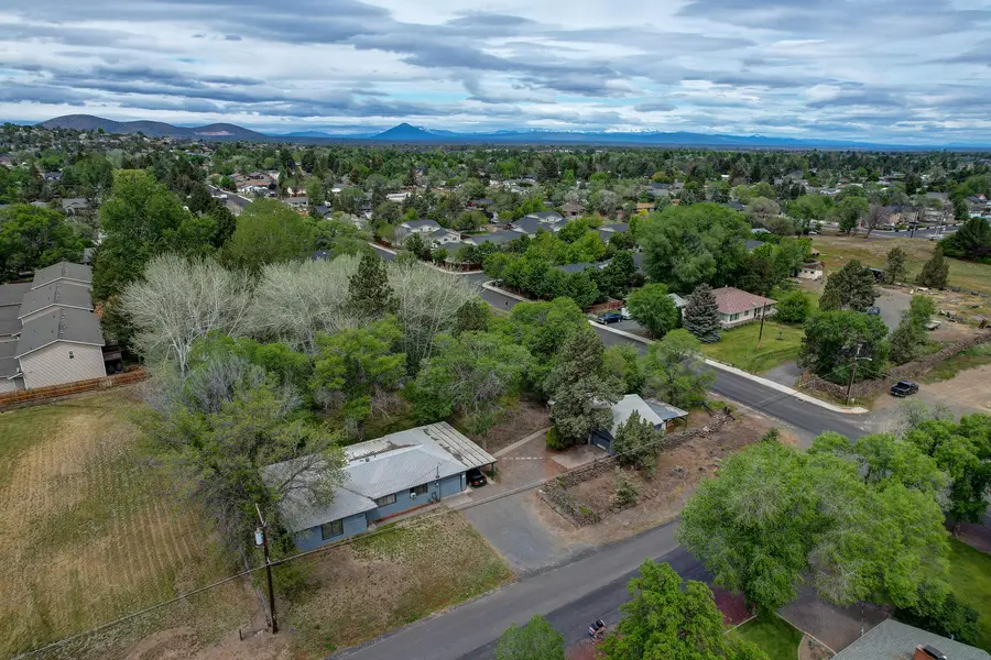 2547 SW 21st Street, Redmond, OR 97756 - #2