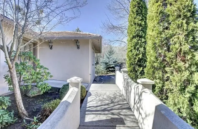 690 Spring Creek, Ashland, OR 97520 - Image #2