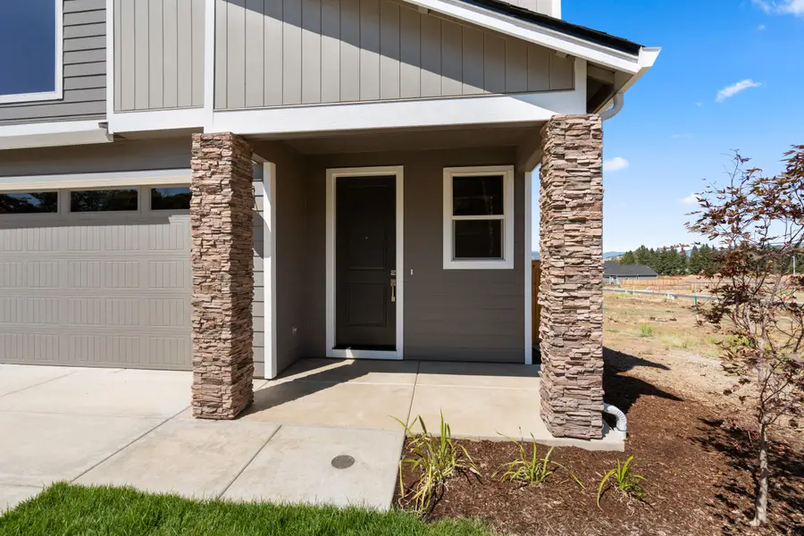 708 Old Waverly, Eagle Point, OR 97524 - Image #2