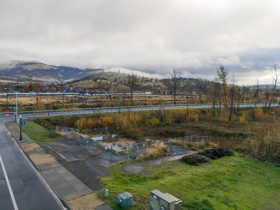 111 E 1st, Phoenix, OR 97535 - Image #2