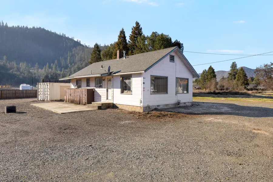 175 Rogue River, Gold Hill, OR 97525 - Image #2